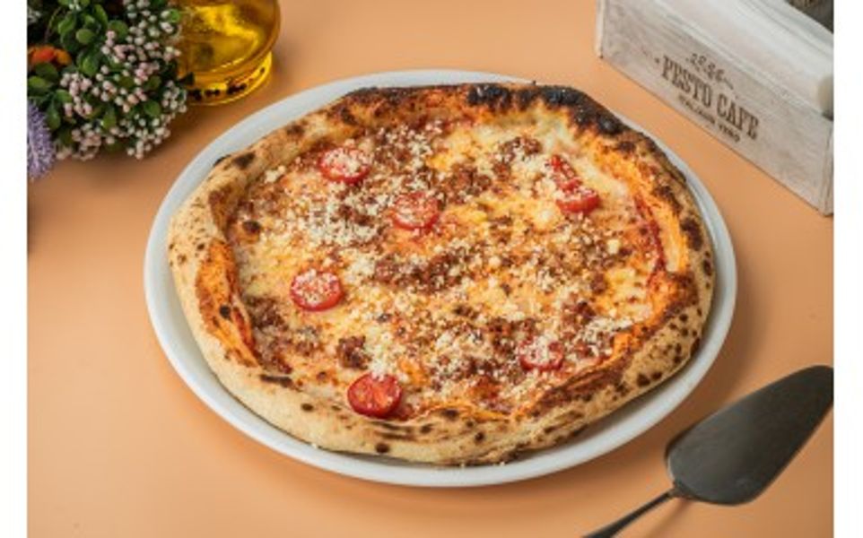 Фото Піца Болоньєзе в Pesto Cafe