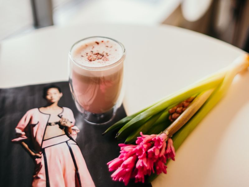 Фото Гарячий рожевий шоколад на органічному молоці в O'cafe