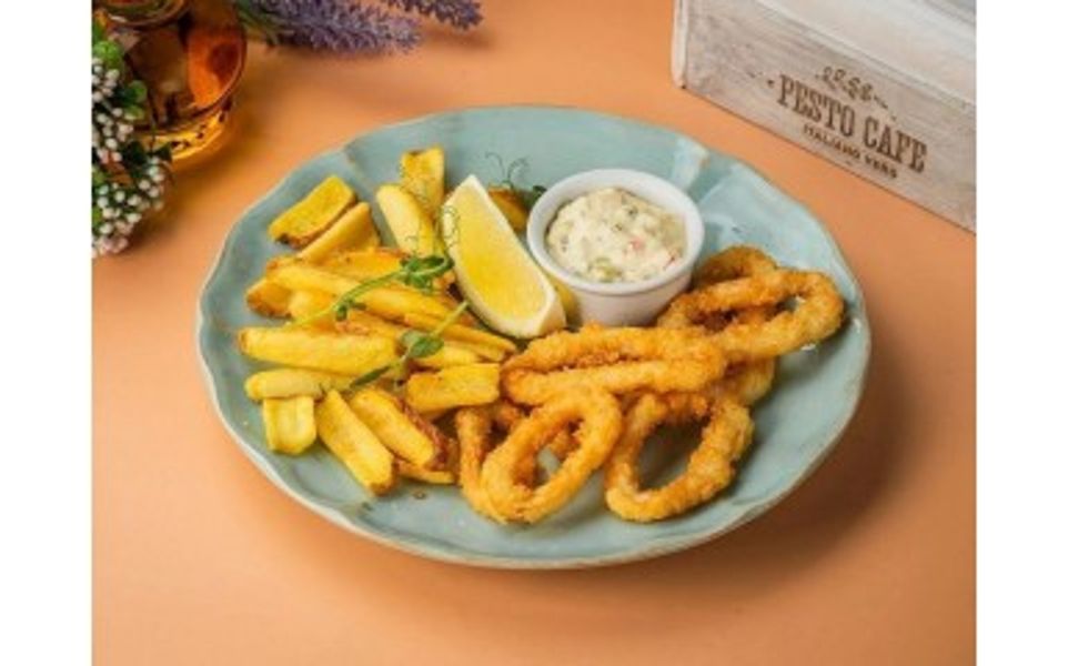 Фото Кальмари в хрумкій скоринці з lдіпами та соусом Тартар в Pesto Cafe