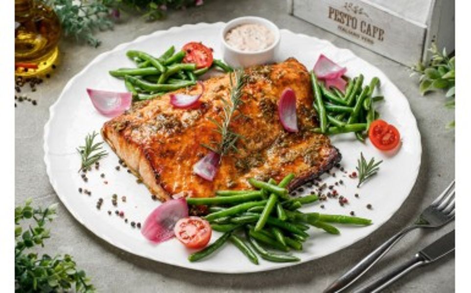 Фото Запечений лосось з травами в Pesto Cafe