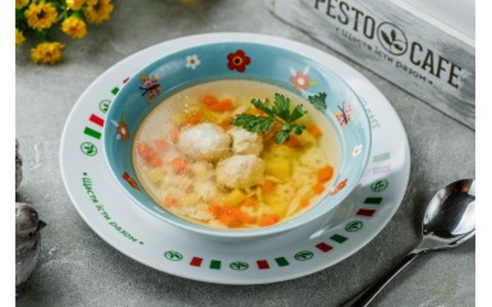Фото Бульон з зірочками та курячими фрікадельками в Pesto Cafe