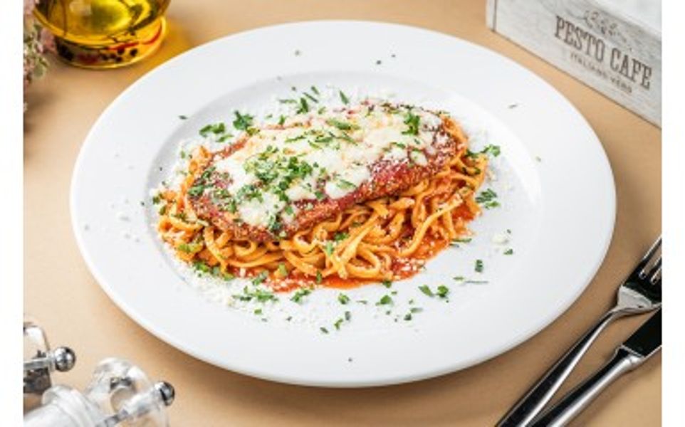 Фото Курка Міланезе під сирною корочкою та лінгвіні в Pesto Cafe