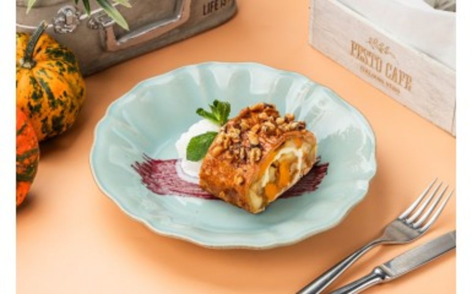 Фото Штрудель з яблуком та печеним гарбузом у Pesto Cafe