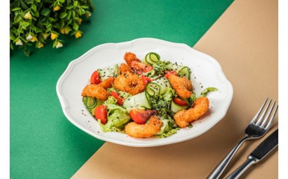 Фото Салат з креветкою фрі в Pesto Cafe