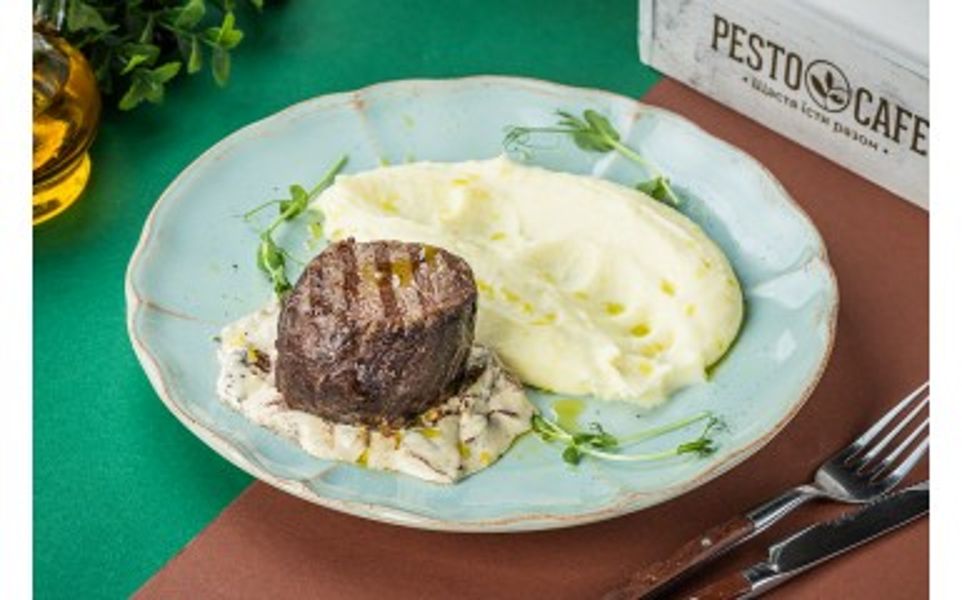 Фото Медальон з яловичиною під грибним соусом з картоплею в Pesto Cafe