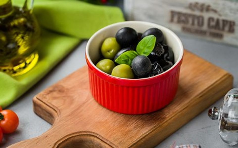Фото Три види оливок в Pesto Cafe