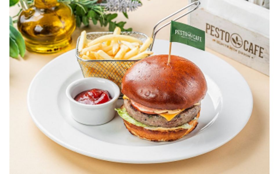 Фото Фірмовий бургер Песто з котлетою з телятиною та фрі в Pesto Cafe