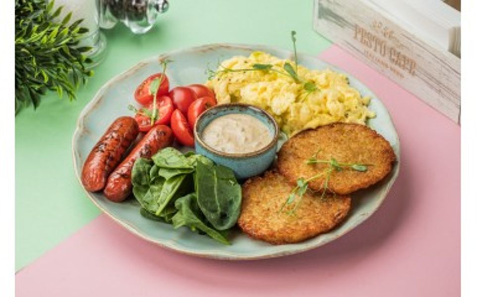 Фото Фермерський сніданок з сосисками в Pesto Cafe