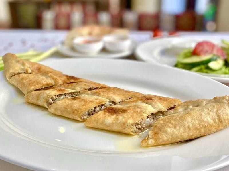 Фото Закрытое пиде с мясом и овощами в Musafir (Мусафир)