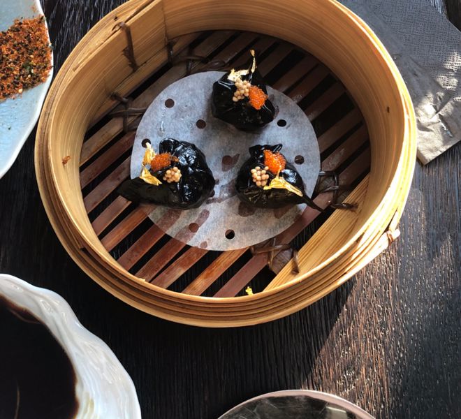 Фото Чорний Дімсам З Лобстером у BAO