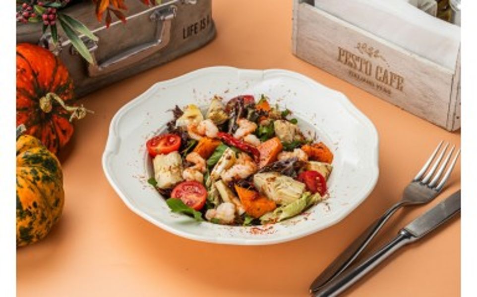 Фото Салат з гарбуза, креветками та артішоком в Pesto Cafe