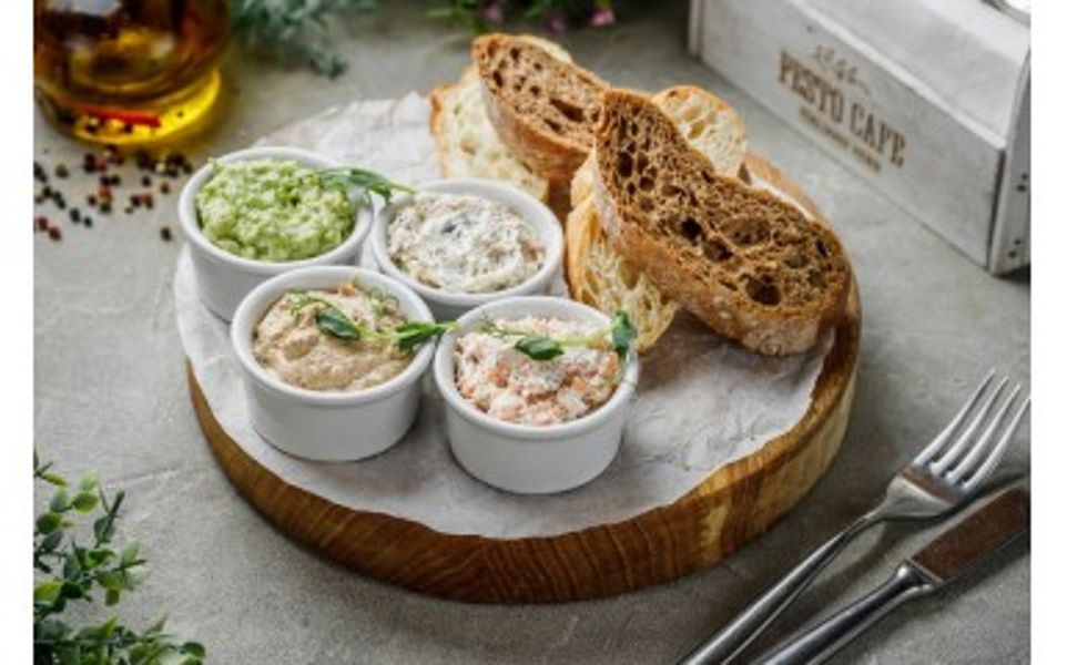 Фото Асорті закусок з чіабатою в Pesto Cafe