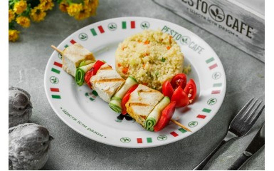 Фото Курячий шашличок з овочами та кус-кусом в Pesto Cafe
