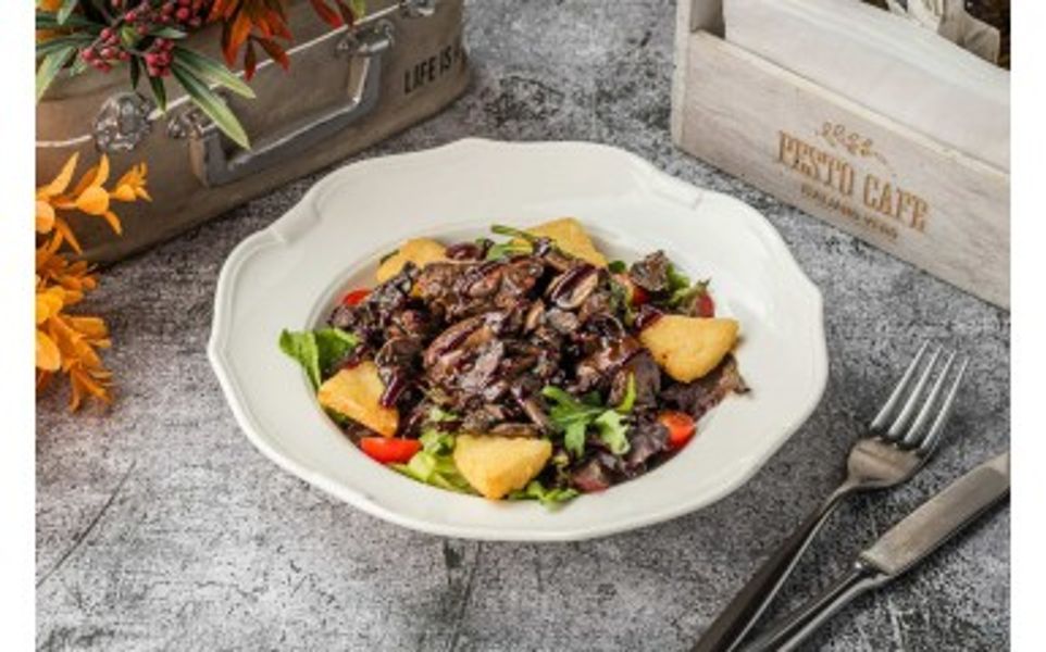Фото Салат з хрустким сиром брі та печінкою в Pesto Cafe
