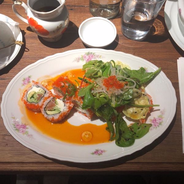 Фото Кранч рол з лососем і креветками темпура в Fish & Pussycat Sushi Bar