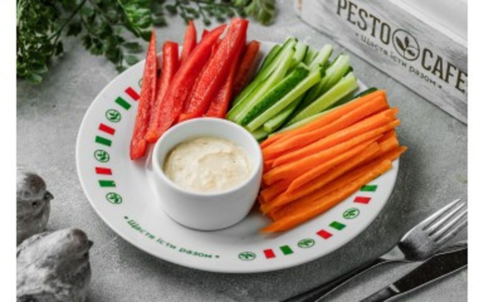 Фото Овочі з сирним соусом в Pesto Cafe