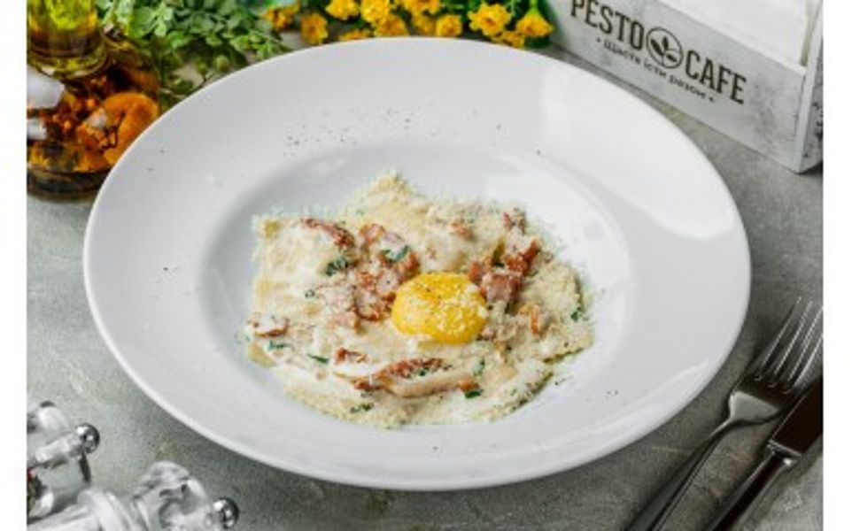 Фото Равіолі з куркою в соусі карбонара в Pesto Cafe