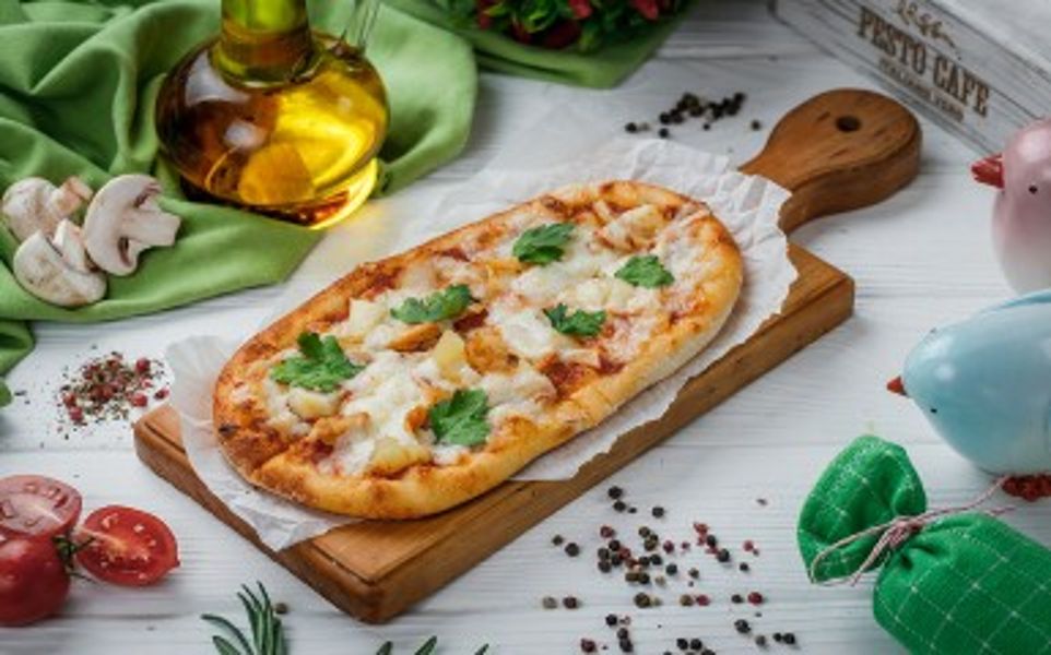 Фото Solo піца з курятиною та ананасами в Pesto Cafe