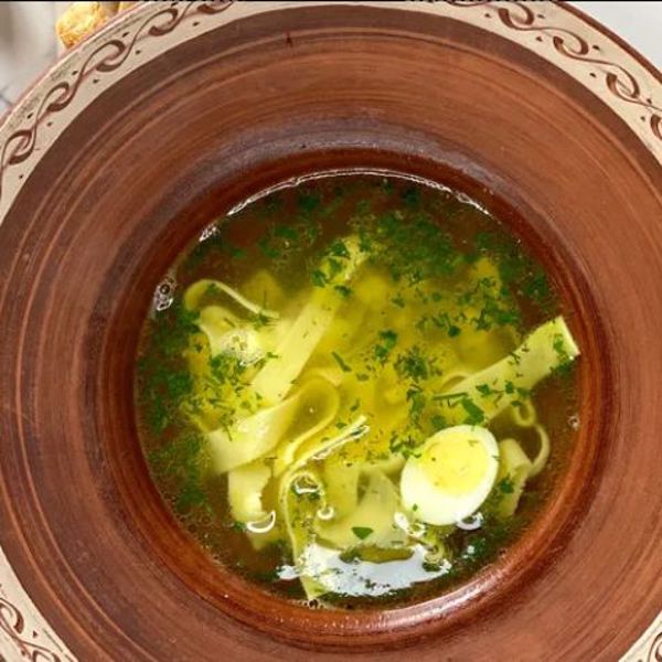 Фото Суп из домашней курицы с тальятелле и перепелиным яйцом в Felicita!