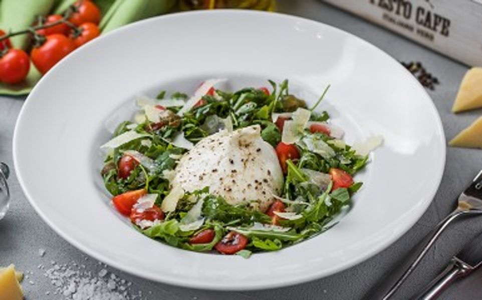 Фото Салат з сиром Бурата та руколою в Pesto Cafe