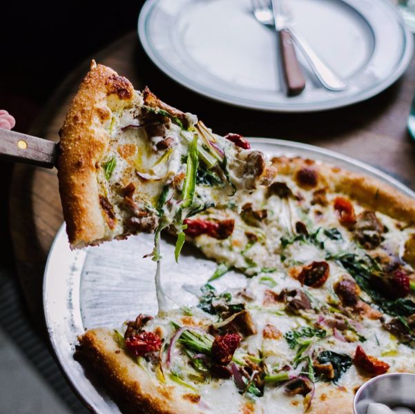 Фото Лисички з білими грибами та шпинатом у Mimosa Brooklyn Pizza