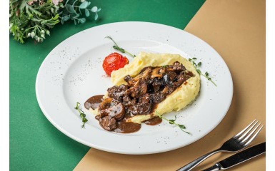 Фото Куряча печiнка пiд винним соусом з пюре в Pesto Cafe