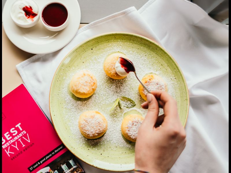 Фото Сирники зі сметаною та полуничним соусом в O'cafe