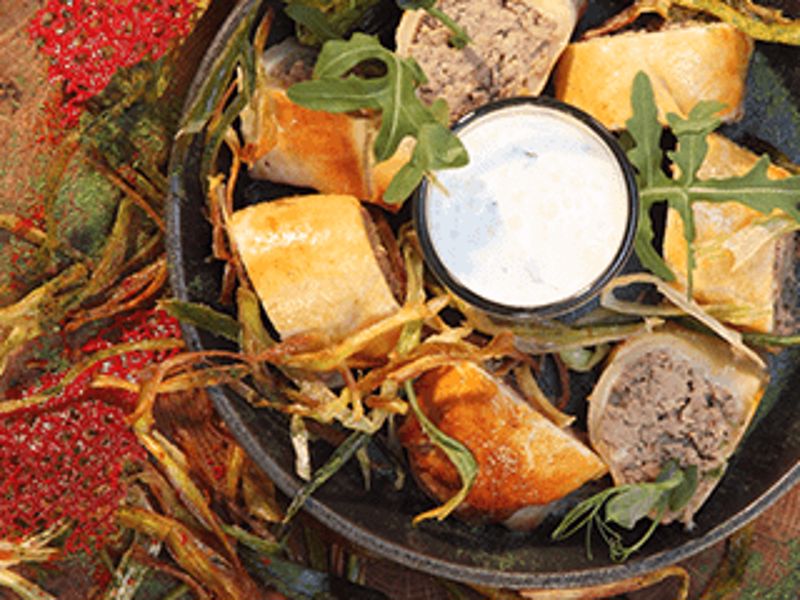 Фото Штрудель с мясом и соусом дзадзики в Мансарда