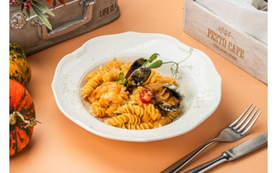 Фото Паста з гарбузовим соусом і креветками в Pesto Cafe