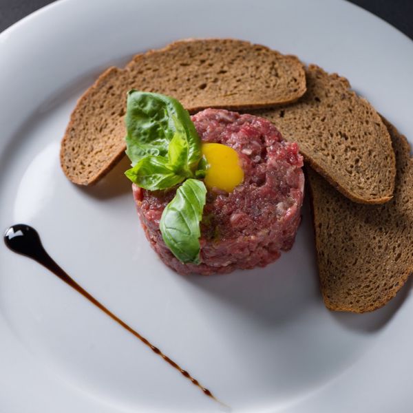 Фото Тартары из украинской говядины в Beef Meat & Wine