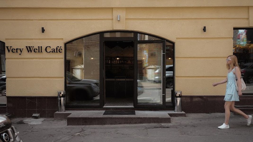 Фото Стейк із яловичини Рибай з теплими овочами та руколою у Very Well Cafe