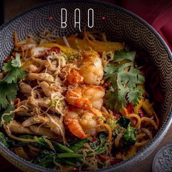 Фото Яєчна Локшина З Овочами, Креветками, Куркою Та Чилі у BAO