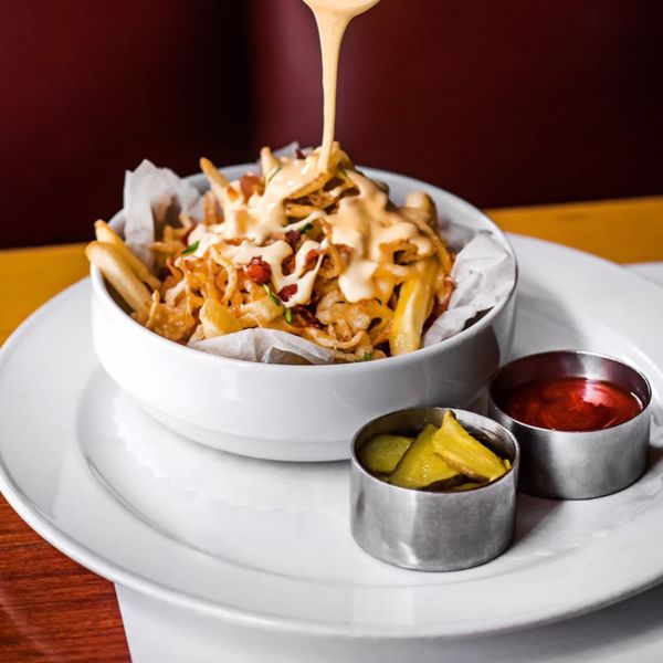 Фото Картопля фрі з беконом, цибулевими кільцями та сирним соусом у The Burger