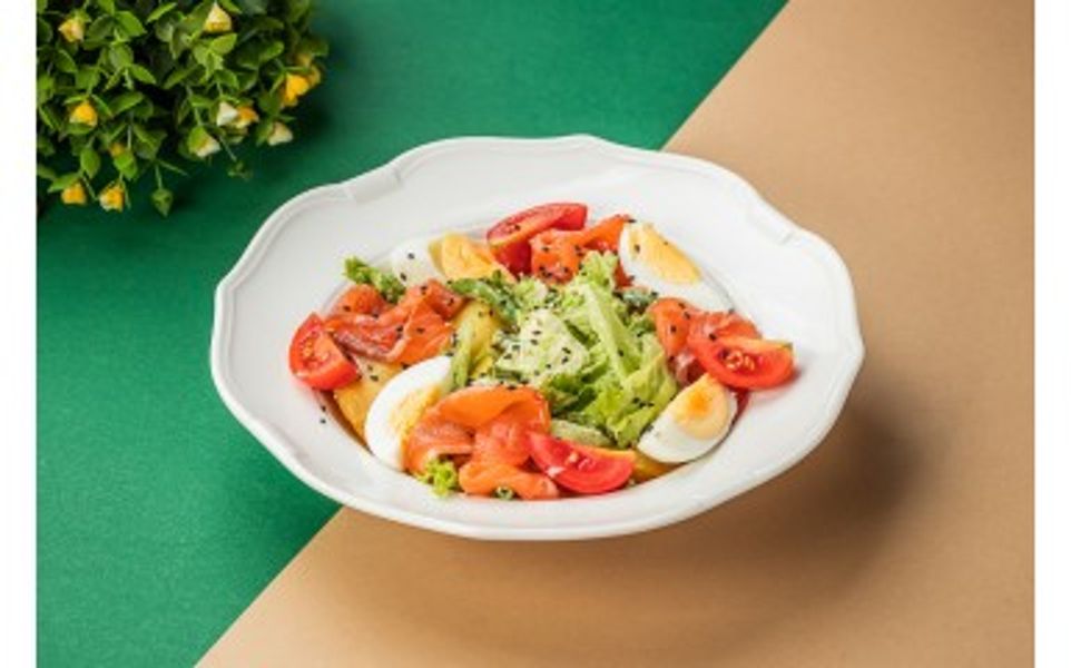 Фото Салат з лососем і спаржевою квасолею в Pesto Cafe